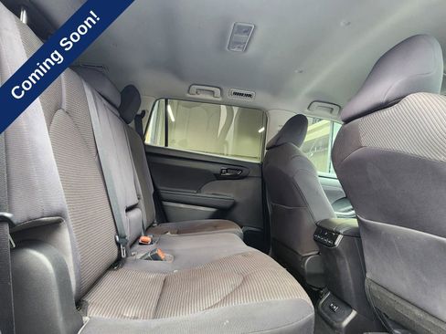 Used 2021 Toyota Highlander LE FWD image 21