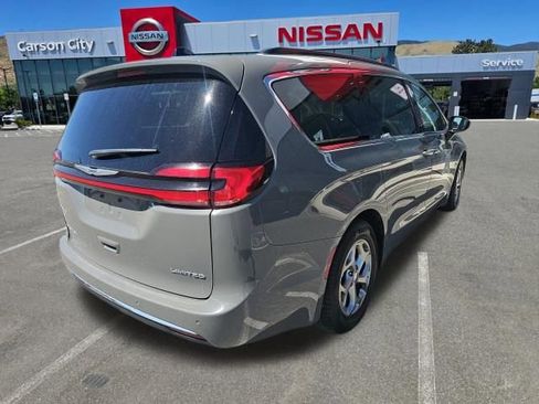 Used 2023 Chrysler Pacifica Limited FWD image 8