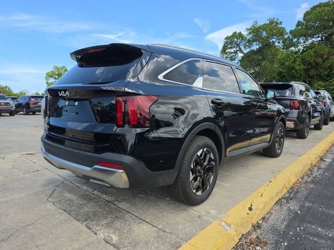Certified 2025 Kia Sorento S FWD image 17