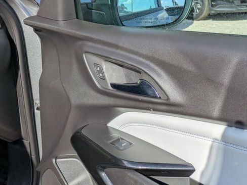 Used 2025 Chevrolet Trax LT w/ LT Convenience Package image 27