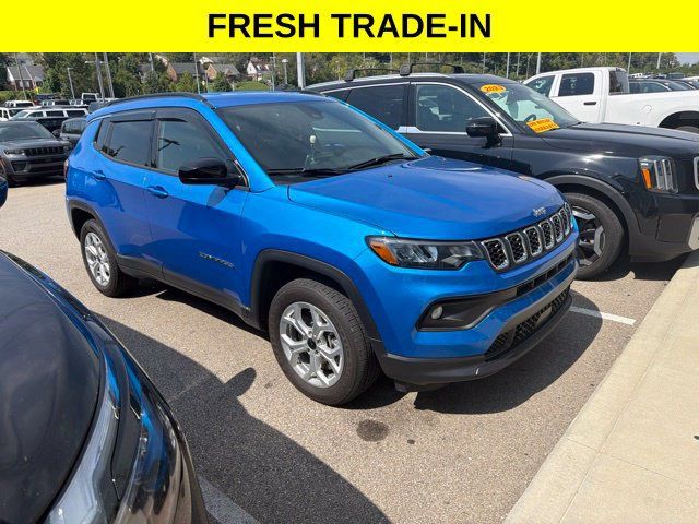 Used 2025 Jeep Compass Latitude AWD/4WD image 1