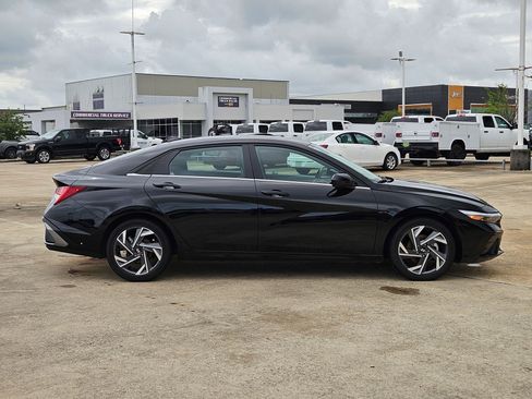Used 2025 Hyundai Elantra SEL image 2