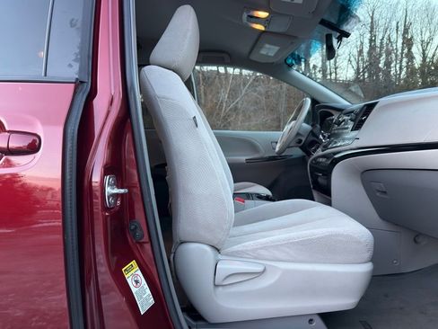 Used 2014 Toyota Sienna LE image 26