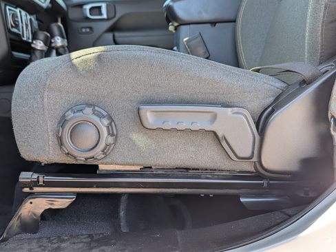 Used 2024 Jeep Wrangler Unlimited AWD/4WD image 20