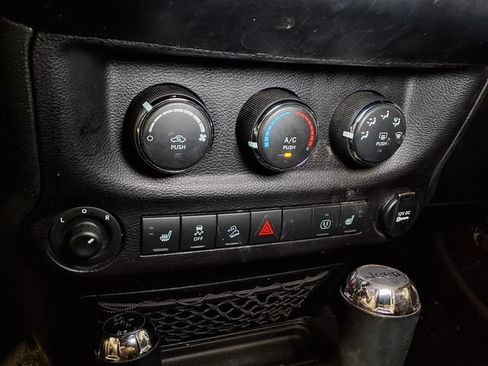 Used 2017 Jeep Wrangler Unlimited Sahara w/ Mopar Chrome Edition Group AWD/4WD image 7