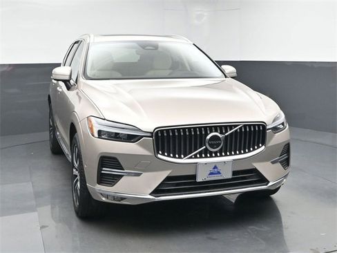Used 2023 Volvo XC60 B5 Plus image 2
