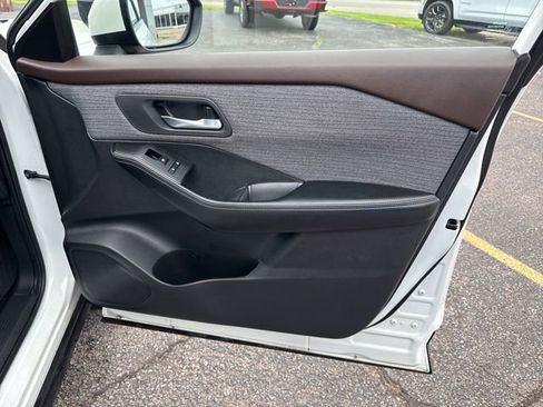 Used 2023 Nissan Rogue SV image 16