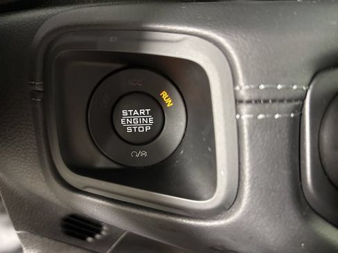 Used 2025 Jeep Gladiator Mojave AWD/4WD image 19