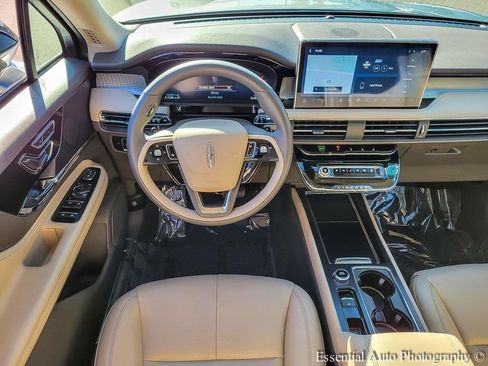 Used 2023 Lincoln Corsair Standard w/ Towing Package image 12