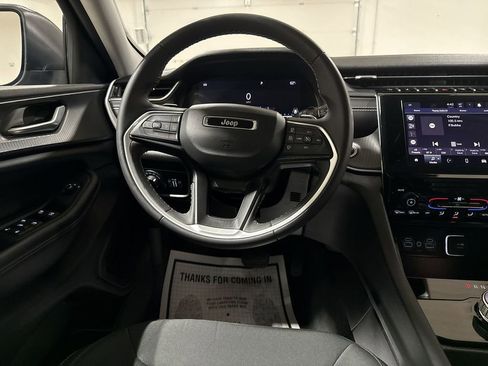 Used 2023 Jeep Grand Cherokee Laredo image 19