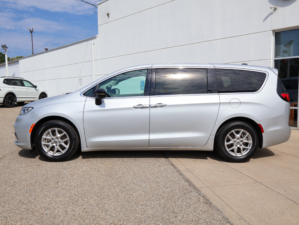 Used 2024 Chrysler Pacifica Touring-L FWD image 2