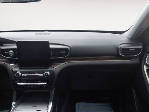 Used 2020 Ford Explorer Limited w/ Equipment Group 310A AWD/4WD image 10