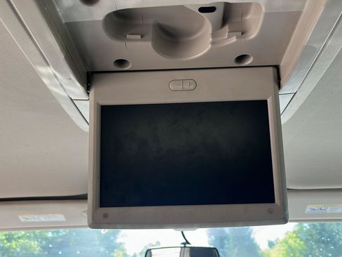 Used 2016 Chrysler Town & Country Touring FWD image 20