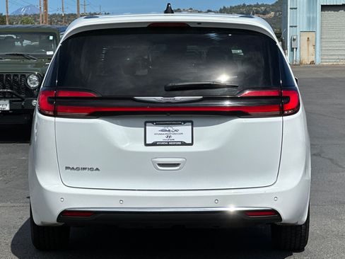 Used 2023 Chrysler Pacifica Touring-L FWD image 5