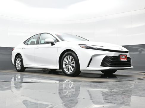 Used 2025 Toyota Camry LE image 24