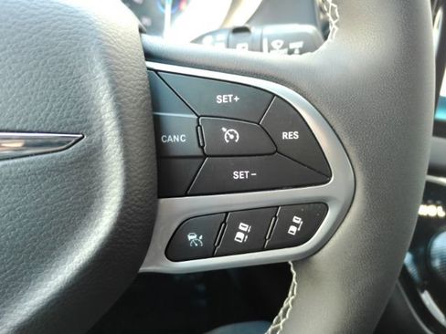 Used 2026 Chrysler Pacifica Select image 42