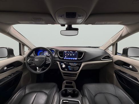 Used 2022 Chrysler Pacifica Touring-L FWD image 9