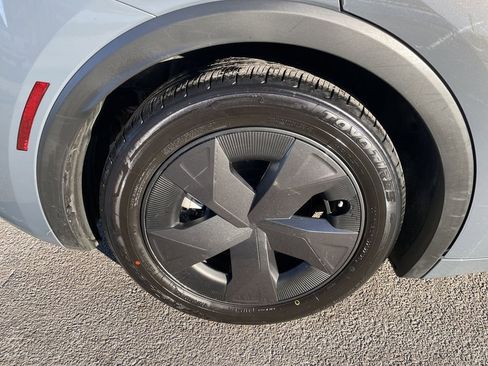 Used 2025 Toyota Prius SE image 12