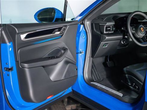 Used 2026 Porsche Macan Electric RWD image 27