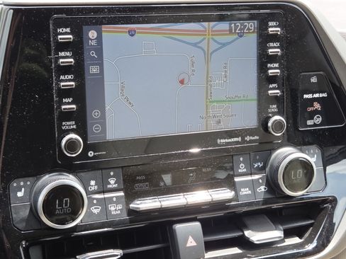 Used 2020 Toyota Highlander XLE AWD/4WD image 4