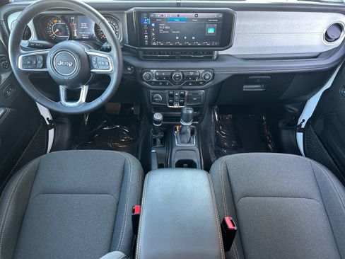 Used 2025 Jeep Wrangler Unlimited Sahara AWD/4WD image 12