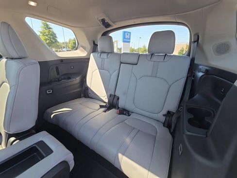 Used 2024 Honda Pilot Touring image 14