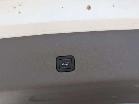 Used 2021 Chevrolet Traverse LT w/ LPO, Floor Liner Package image 32