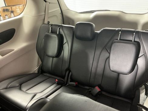 Used 2024 Chrysler Pacifica Touring-L image 37