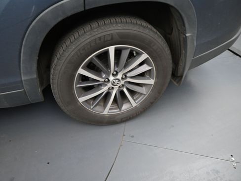 Used 2019 Toyota Highlander XLE image 20