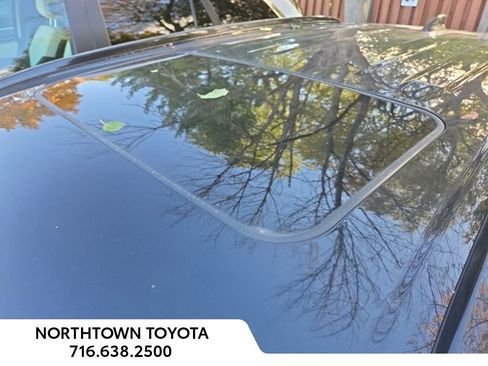 Used 2022 Toyota RAV4 XLE Premium image 11