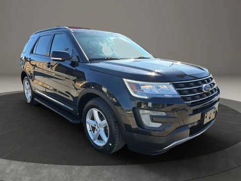 Used 2017 Ford Explorer XLT AWD/4WD image 3