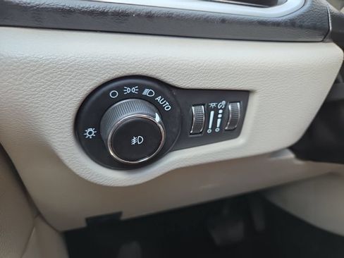 Used 2023 Chrysler Pacifica Touring-L FWD image 35