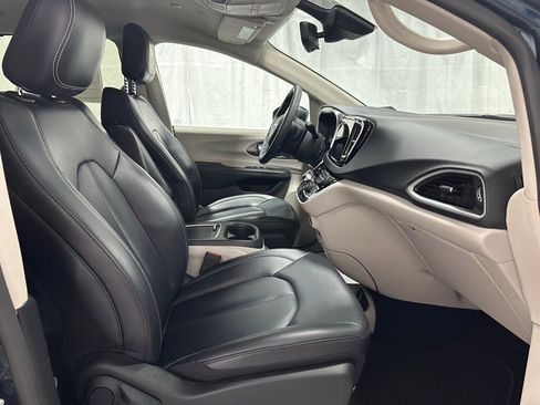Used 2023 Chrysler Pacifica Touring-L image 59