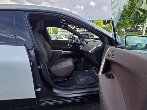 Used 2023 BMW iX xDrive50 w/ Premium Package AWD/4WD image 33