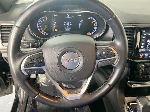 Used 2022 Jeep Grand Cherokee Laredo X image 11