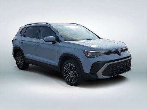 Used 2025 Volkswagen Taos SE image 2