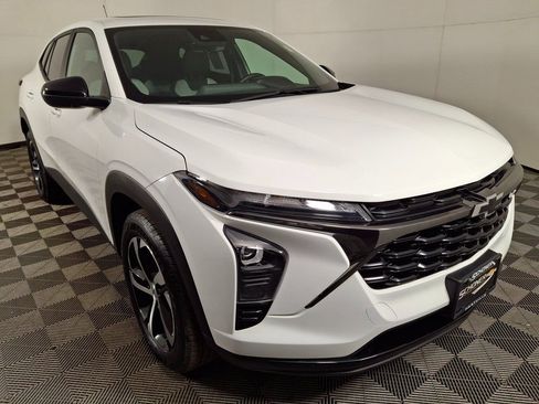 Used 2025 Chevrolet Trax RS w/ Sunroof Package image 7