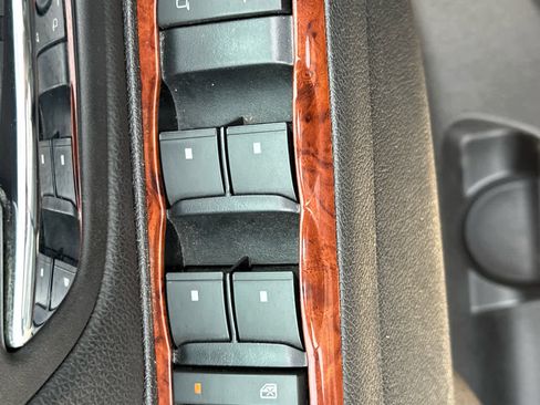 Used 2013 Chevrolet Avalanche LT image 21