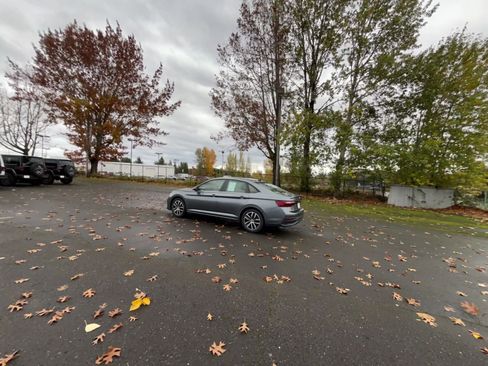 Used 2025 Volkswagen Jetta SE image 15