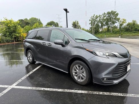 Used 2025 Toyota Sienna XLE AWD/4WD image 7