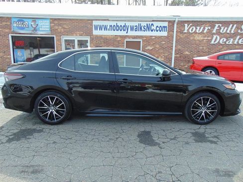 Used 2024 Toyota Camry SE image 4