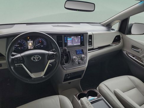 Used 2015 Toyota Sienna XLE image 19