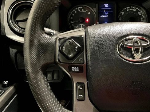 Used 2018 Toyota Tacoma TRD Sport image 19