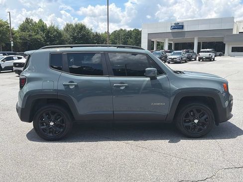 Used 2018 Jeep Renegade Latitude FWD image 9