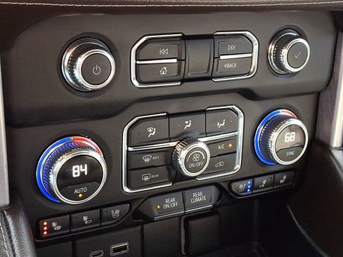 Used 2022 GMC Yukon SLT w/ SLT Luxury Package image 16