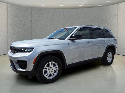 Used 2024 Jeep Grand Cherokee Laredo image 7