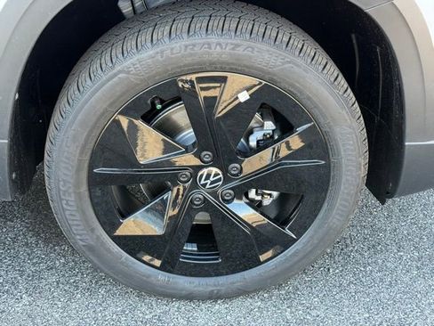 New 2026 Volkswagen Taos SE FWD image 7