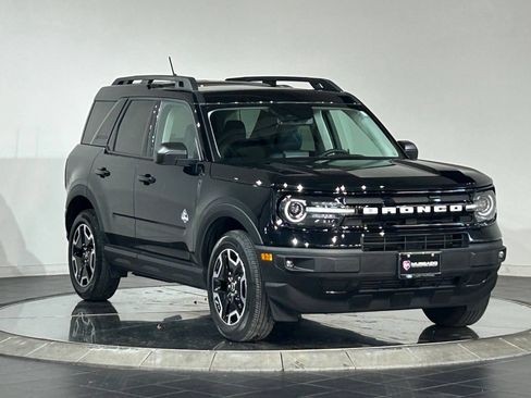 Used 2023 Ford Bronco Sport Outer Banks w/ Tech Package AWD/4WD image 2