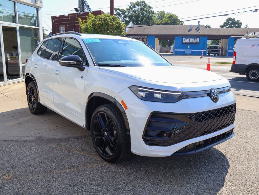 Certified 2025 Volkswagen Tiguan SE R-Line AWD/4WD image 7