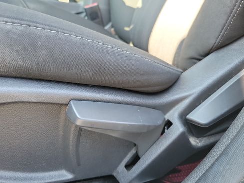Used 2018 Ford Focus SE w/ SE Appearance Package FWD image 18